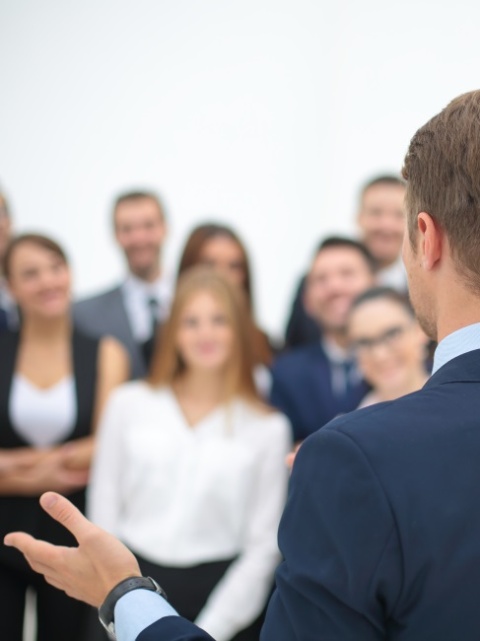 Welche Aussage trifft am ehesten zu? Teilnehmerin eines Assessment-Centers stellt sich vor