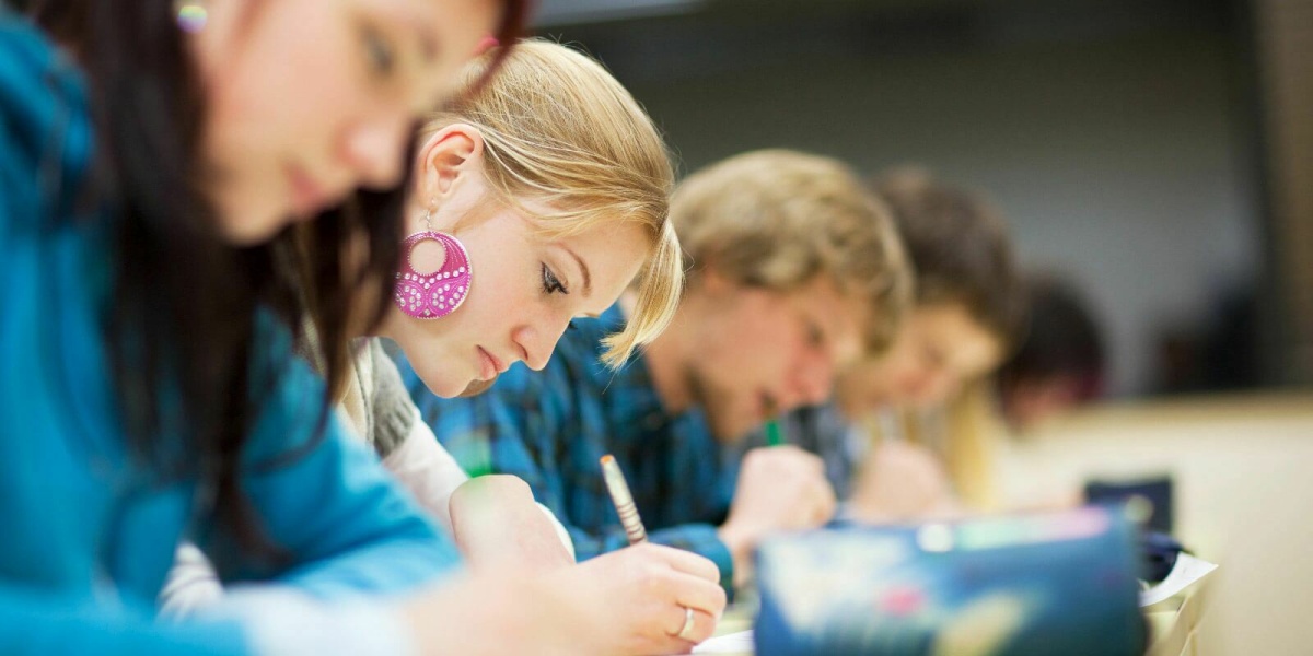 Studenten bangen in einer Prüfung um ihre Abschlussnote