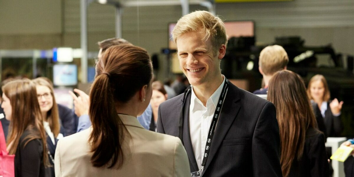 Bewerber unterhalten sich auf einer Jobmesse