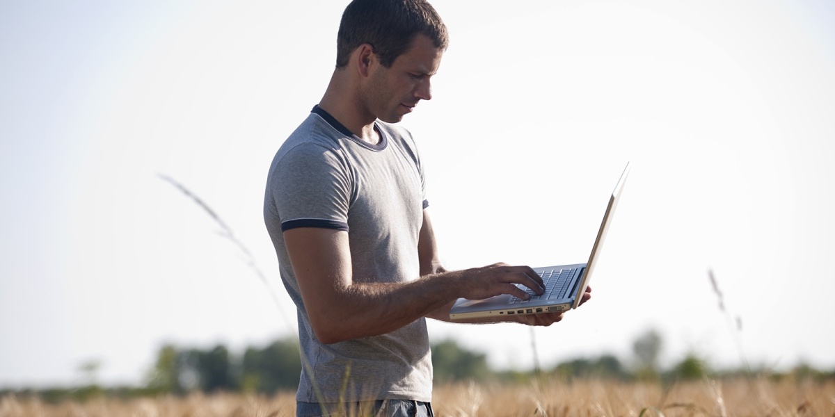 Agraringenieur auf einem Feld 