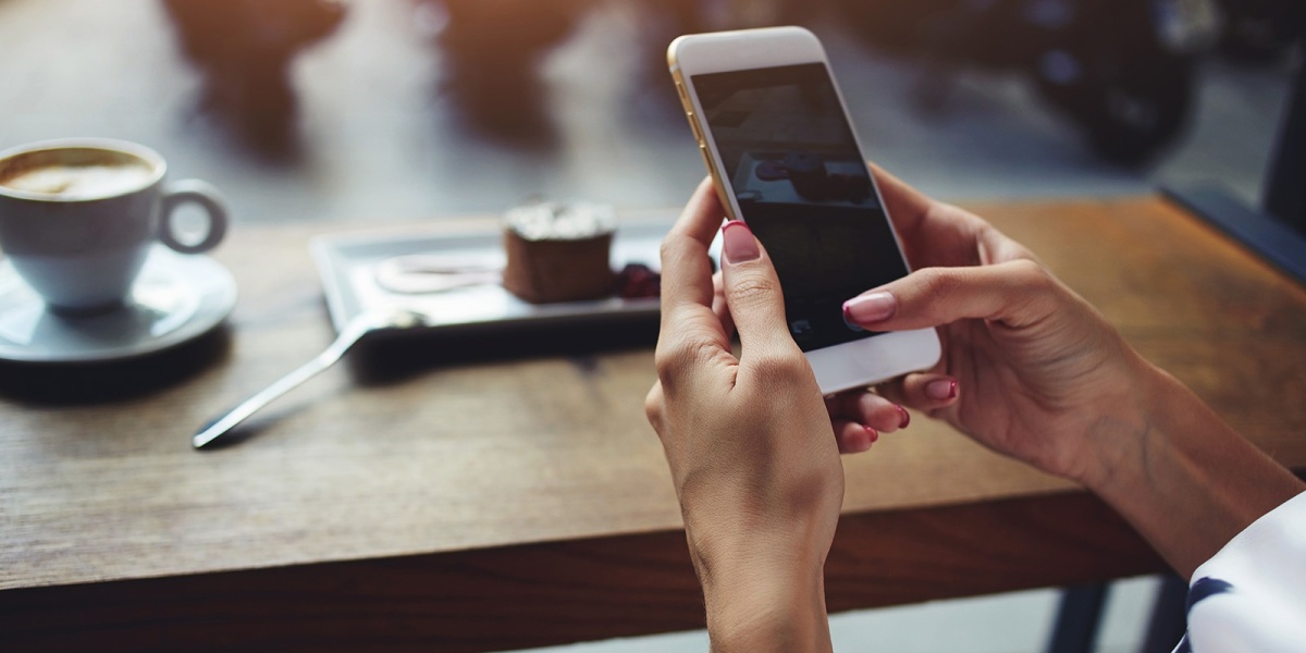 Nutzerin fotografiert mit Smartphone-App ihr Essen