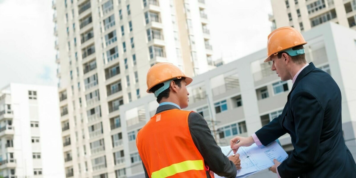 Bauingenieur bei der Arbeit vor Ort