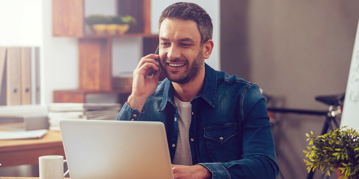 Mann mit Berufserfahrung bewirbt sich am Telefon