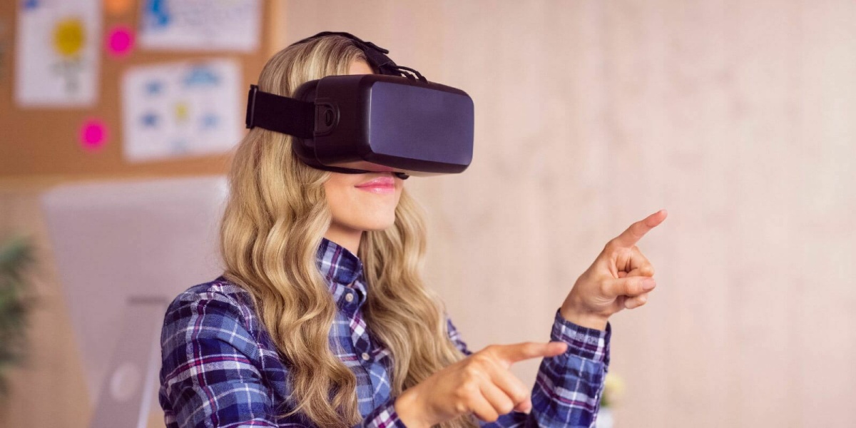 Bewerberin trifft künftigen Chef mit Virtual-Reallity-Brille 