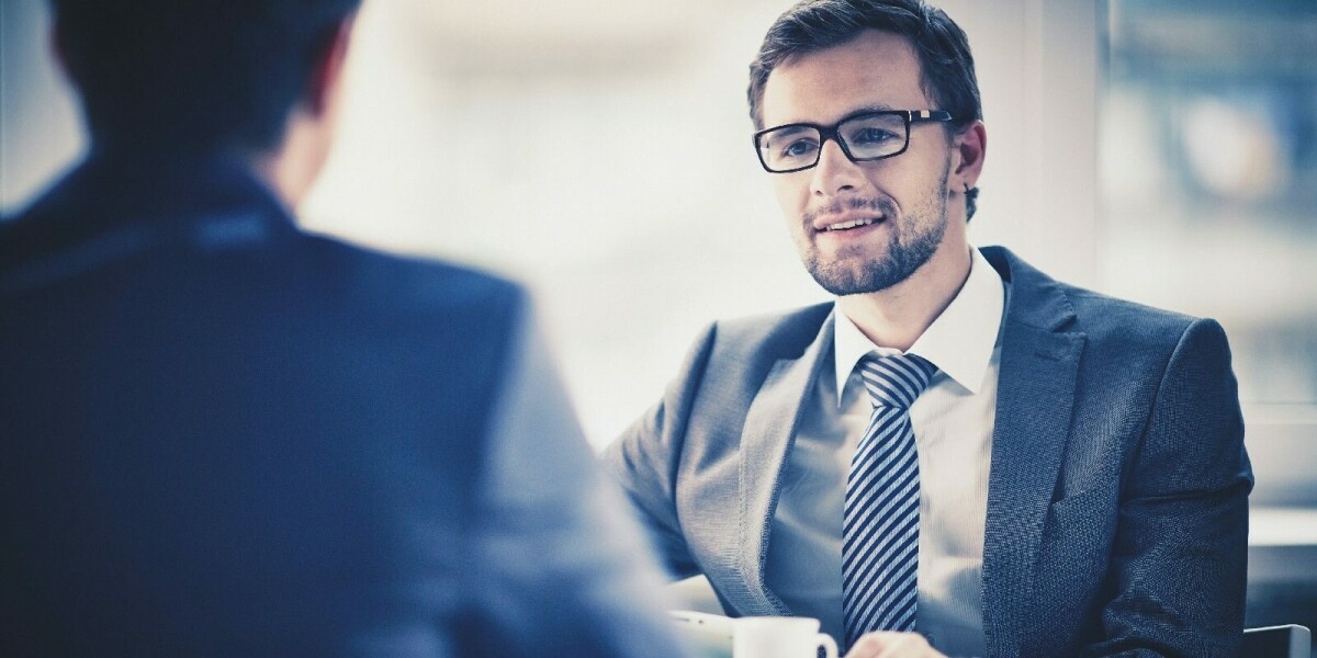 Zwei Herren im Business-Outfit beim Gespräch