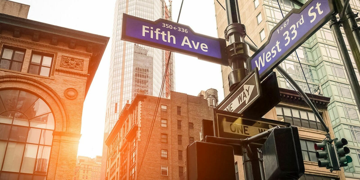 Straßenkreuzung Fifth Ave und West 33rd St in Manhattan