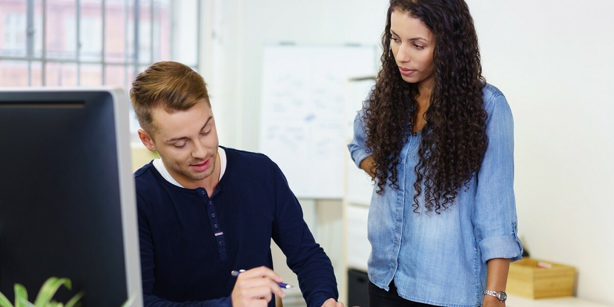 Mitarbeiter aus dem Controlling im Büro