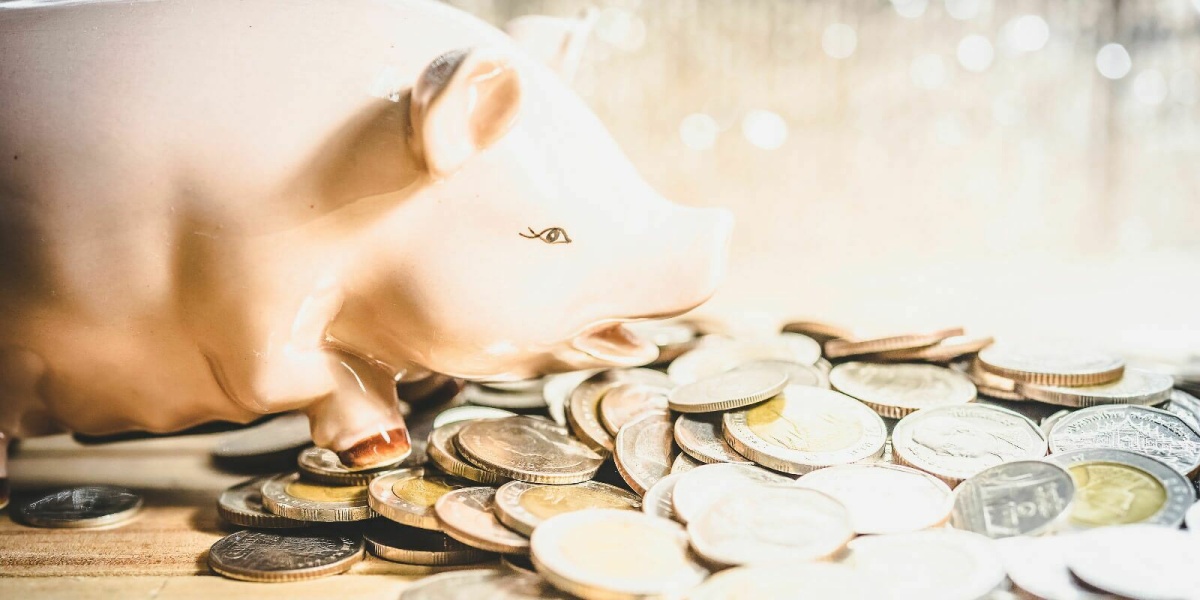 Sparschwein voller Geld für Crowdfunding 