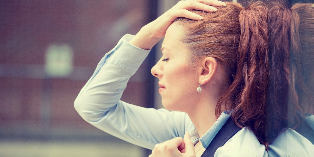 Frau verzweifelt über ihren miesen Job 