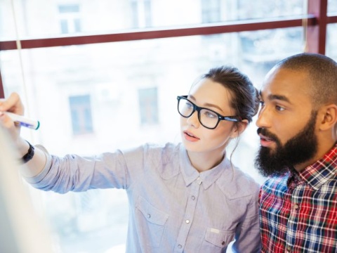 Dresscode: Werbung, PR, Marketing Mann und Frau im Dresscode der Werbebranche