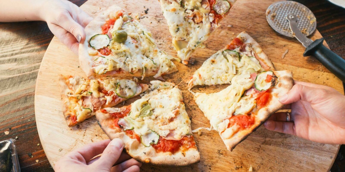 Freunde essen eine Pizza: Das kann Thema im Vorstellungsgespräch sein