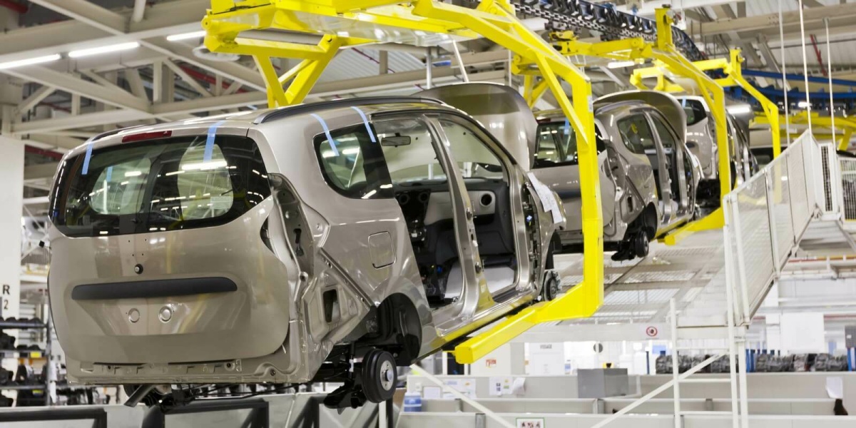 Einblick in eine Arbeitshalle der Automobilindustrie