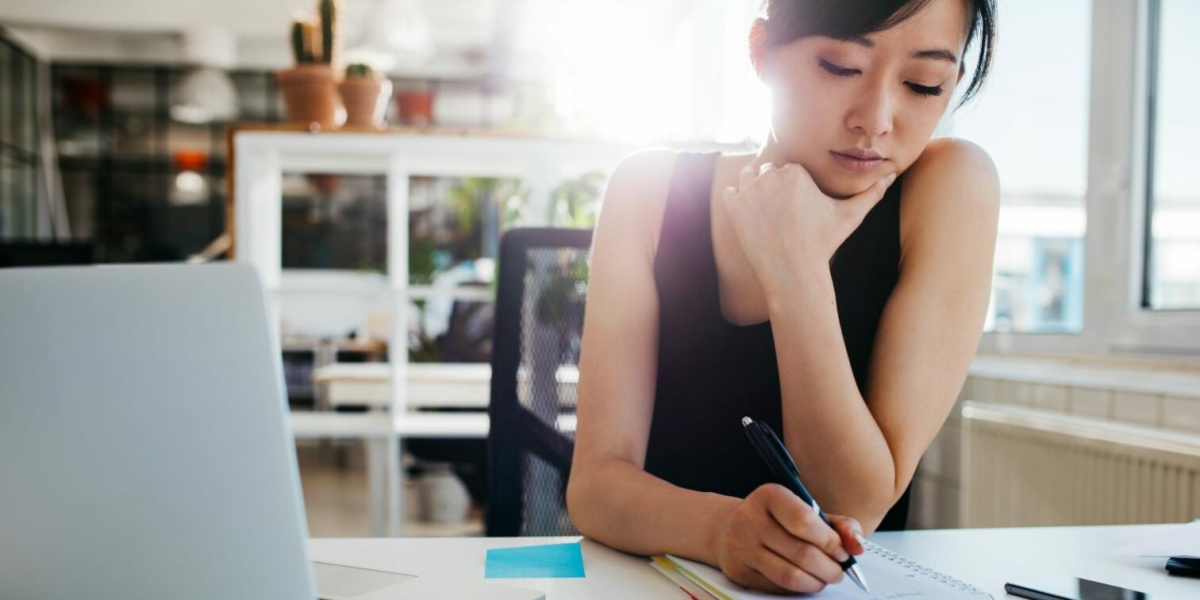 Trainee informiert sich über Gehalt