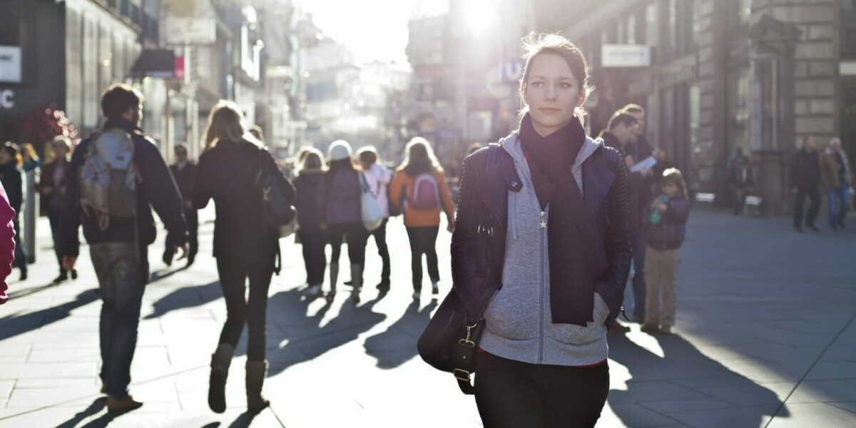 Frau, die über Unterschiede im Gehalt nach Städten nachdenkt