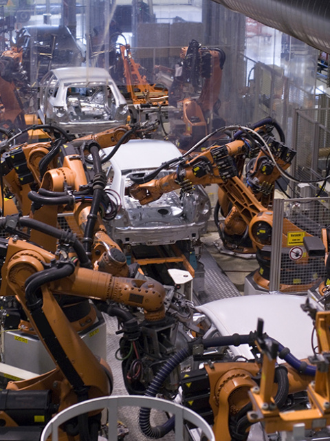 In der Automobilbranche sind IT-Experten gefragt Blick auf die Produktion von Neuwagen