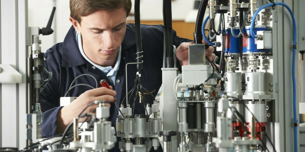 Ingenieur der Mechatronik arbeitet an einer Maschine