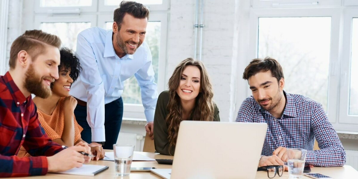 Eine Gruppe Kollegen im Büro