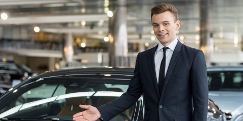Das personifizierte Vertriebsklischee: ein Autoverkäufer Autoverkäufer