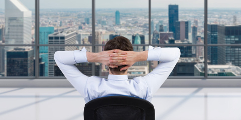 Anwalt im Büro blickt aus dem Fenster