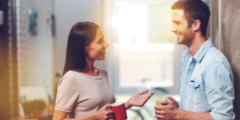 Networking: So geht's Zwei Personen beim