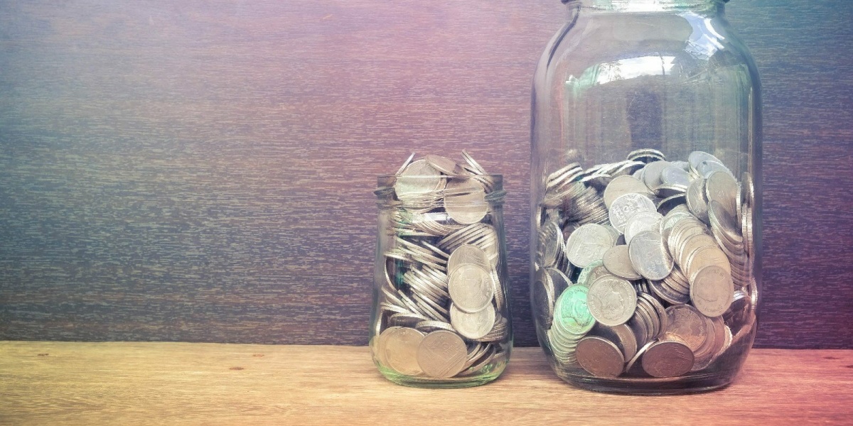 Münzen in einem Glas: Kommt durchs Praktikum Geld zusammen?