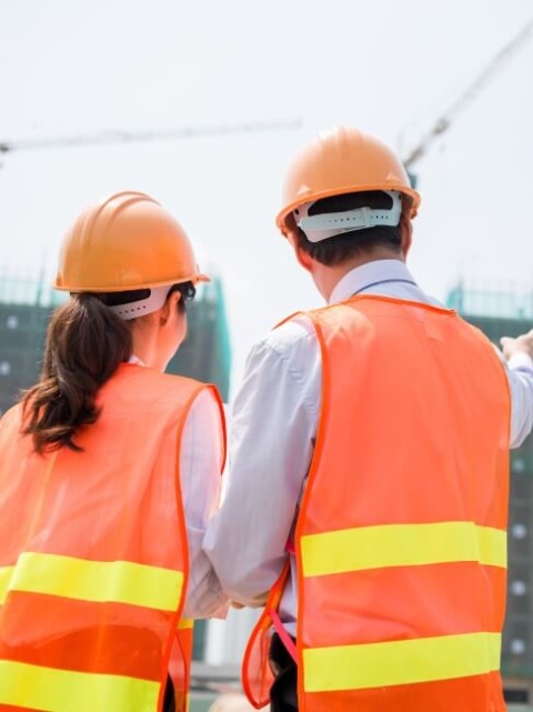 So viel verdienen Praktikanten im Baugewerbe Mann und Frau auf dem Bau