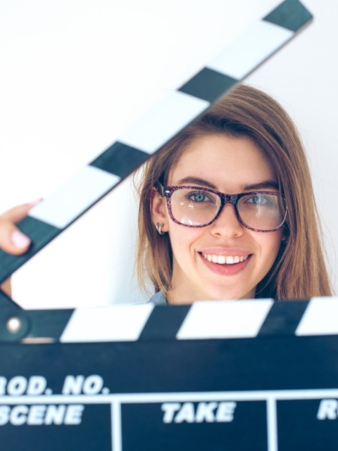 So viel verdienen Praktikanten im Bereich Medien & Unterhaltung Praktikantin der Medienbranche