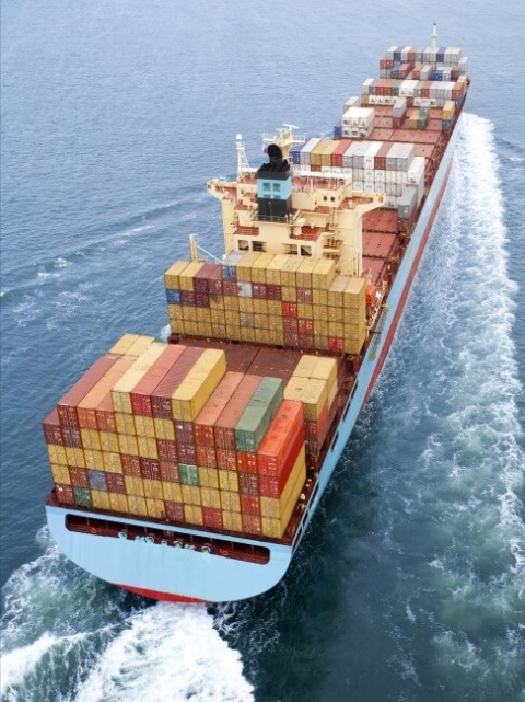 Großes Transportschiff auf dem Meer