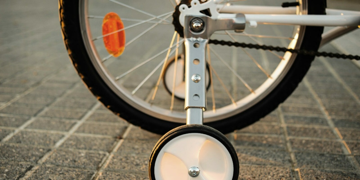 Fahrrad mit Stützrädern, die durch die Probezeit helfen