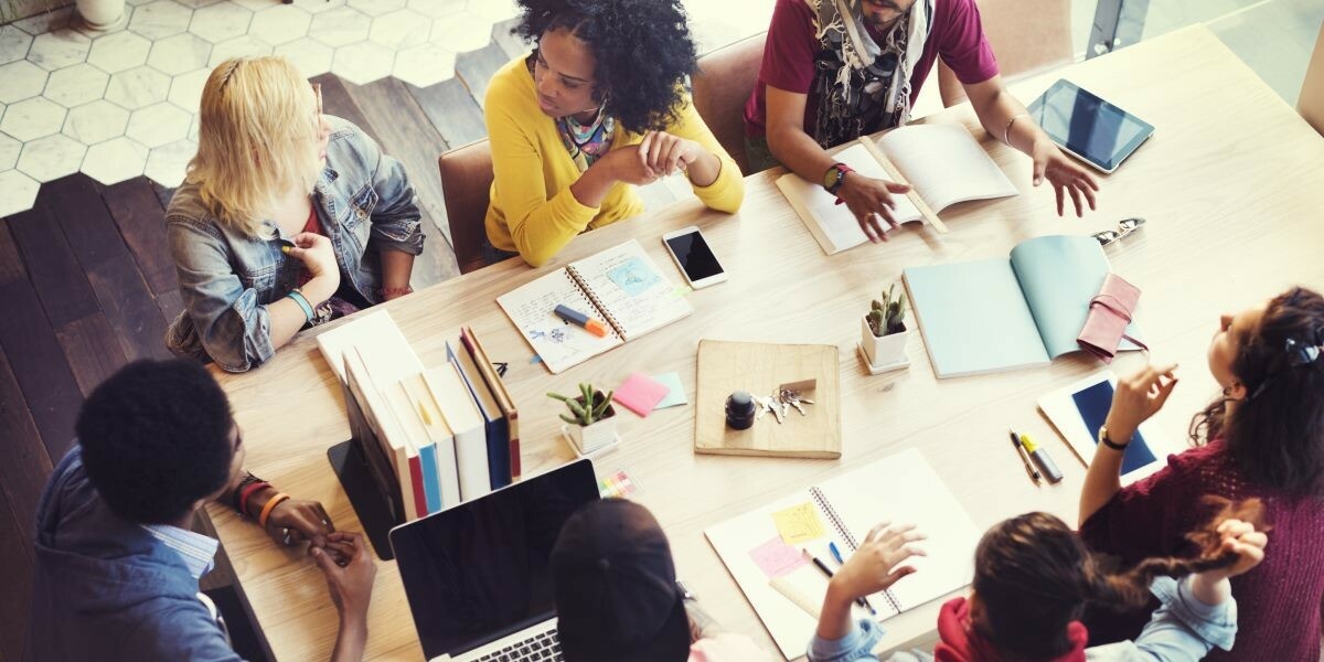 Studenten arbeiten an einem Projekt außerhalb der Uni