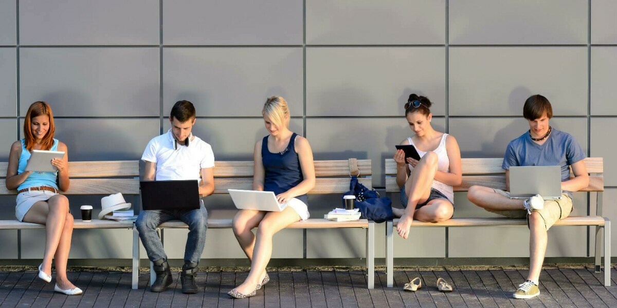 Studenten skurriler Studiengänge beim Lernen 