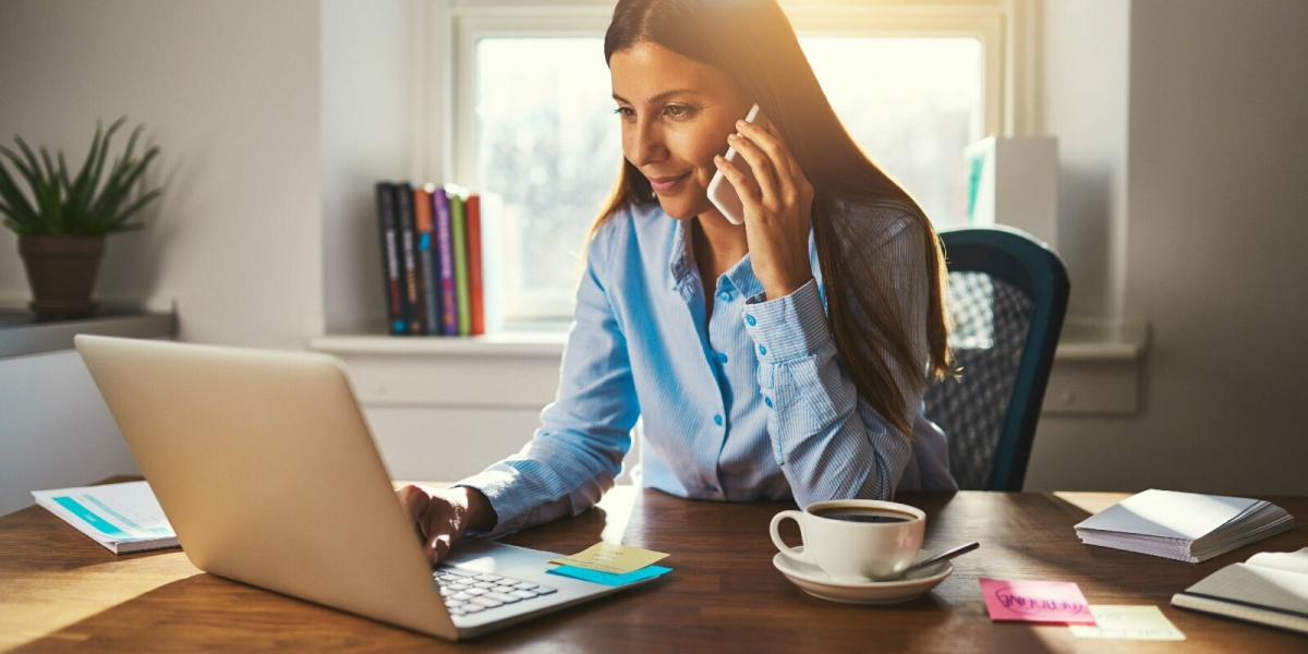 Frau telefoniert mit einem Geschäftspartner auf Englisch