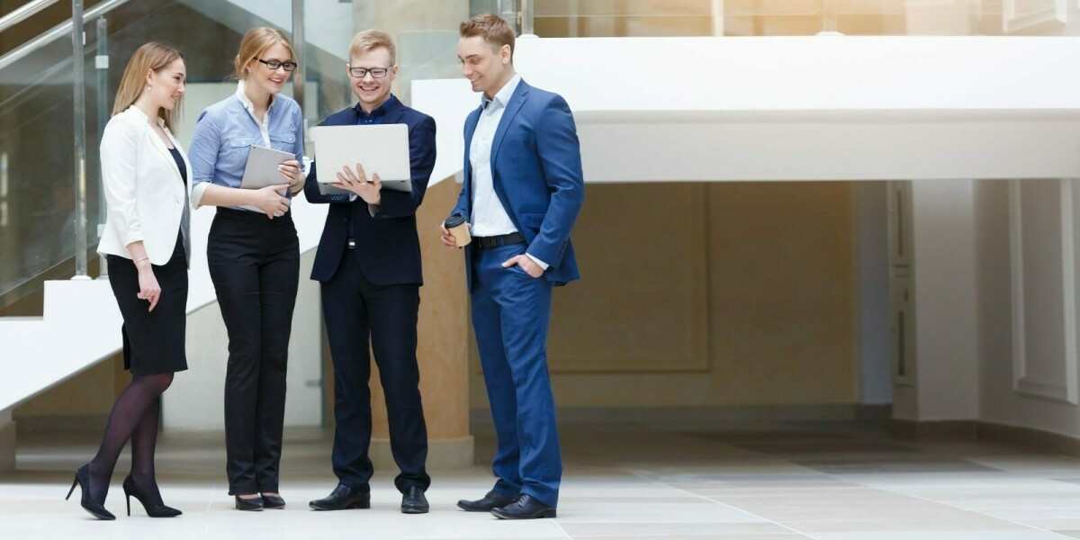 Wirtschaftswissenschaftler im Büro