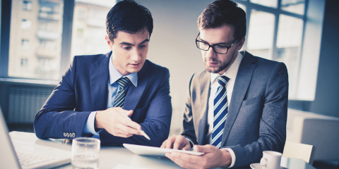 Wie geht es nach dem Trainee weiter? Trainees an einem Tablet