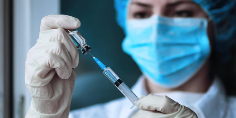So gelingt der Einstieg in die Pharmaindustrie Eine Naturwissenschaftlerin im Labor