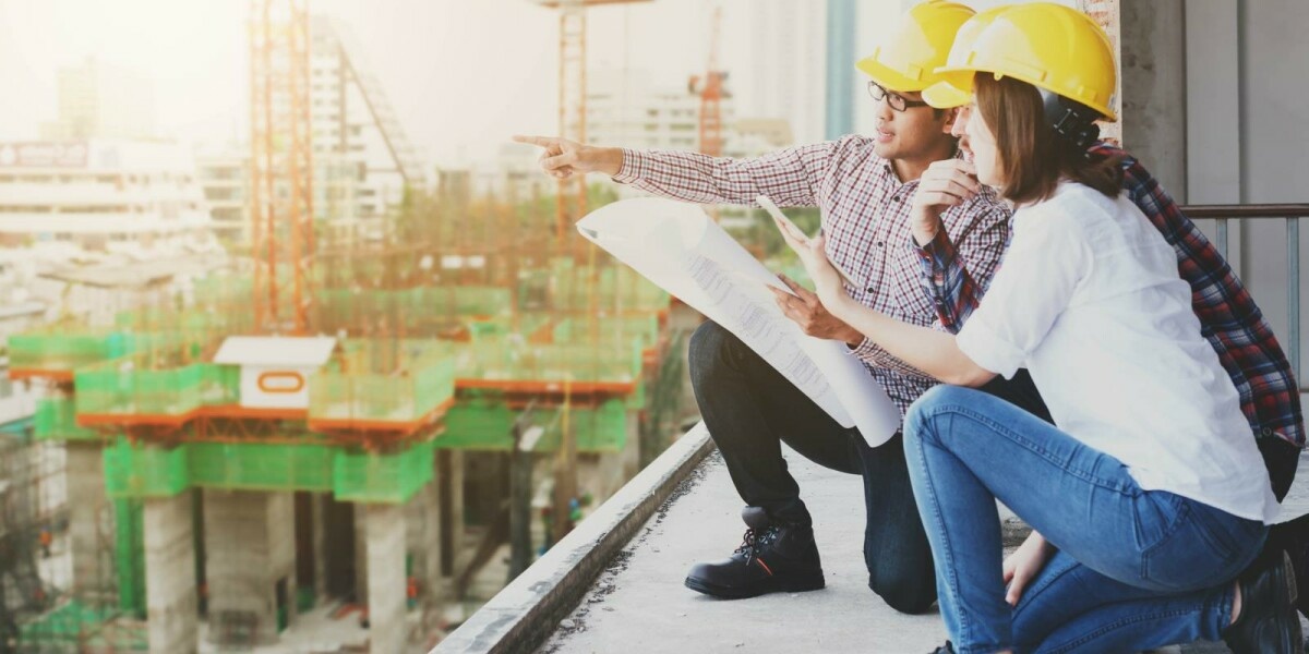Ingenieure auf einer Baustelle: Auch mit ihren Rechten und Pflichen befassen sich Arbeitsrechtler
