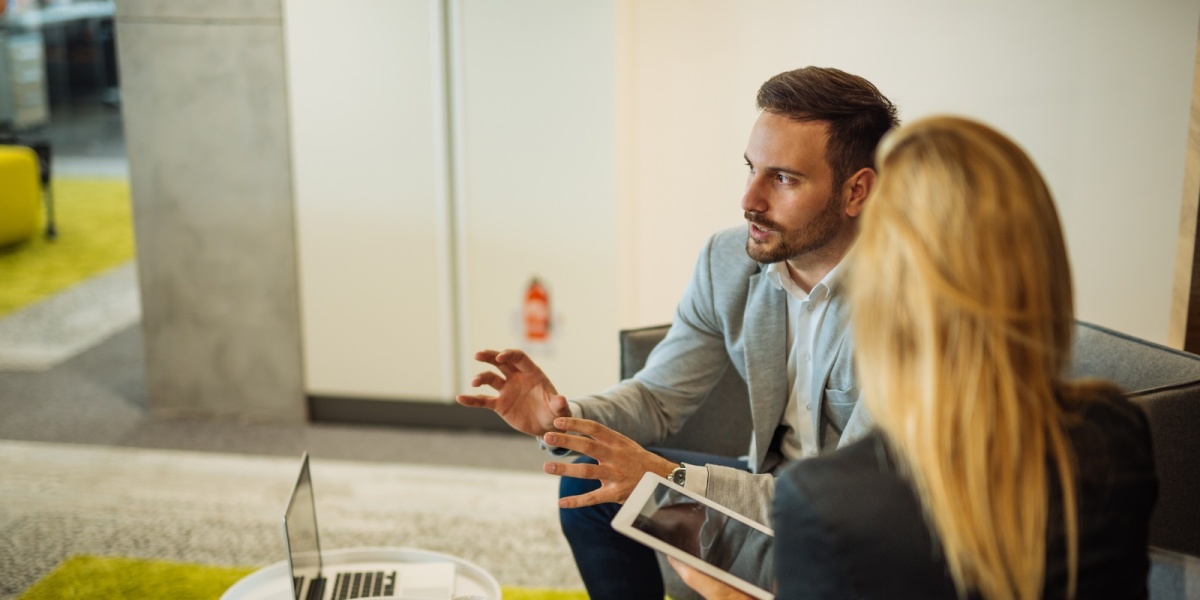 Student und Studentin sprechen über einen Social Media Auftritt